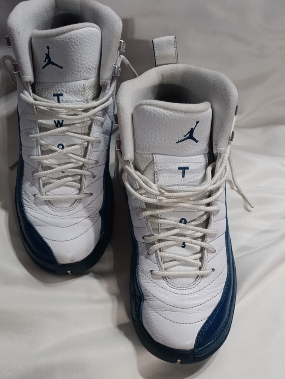 Jordan Men’s White & Navy Retro Basketball Sneakers